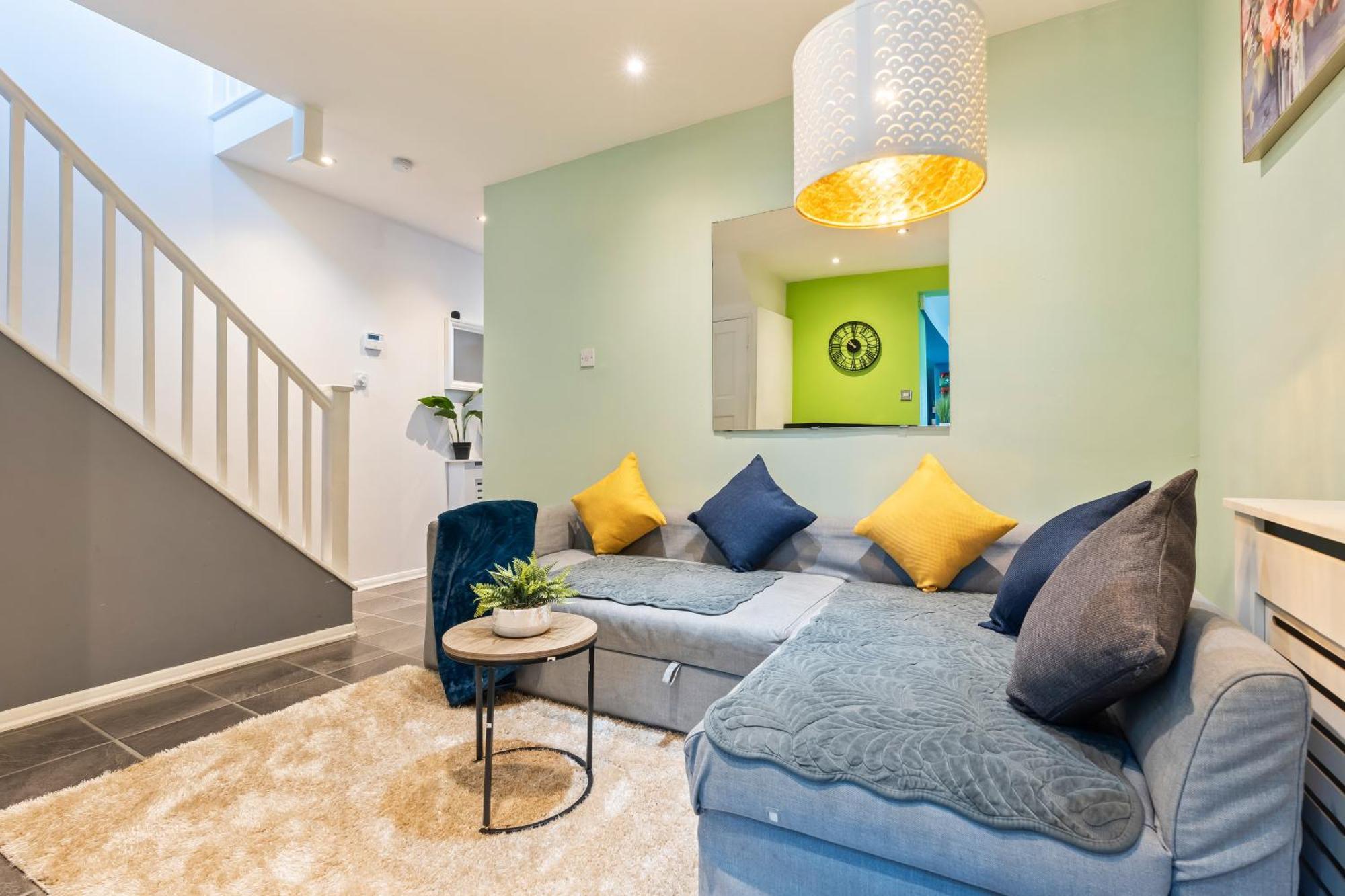 Comfy 4br House Close To Subway London