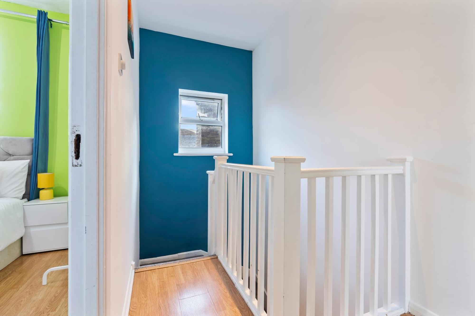 Comfy 4br House Close To Subway London